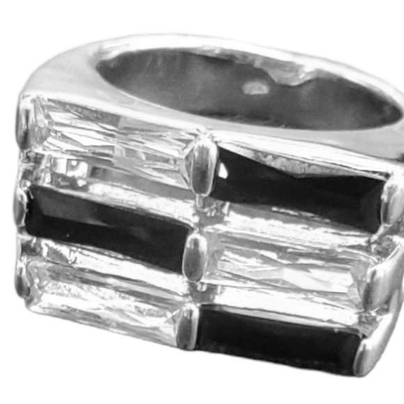 STAINLESS SIZE 7 RING WITH 6 BLACK AND CLEAR BAGGETTE SET STONES. - Picture 2 of 14